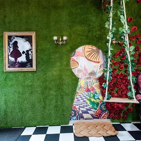 Insolite Alice In Wonderland Gujan-Mestras Zewnętrze zdjęcie